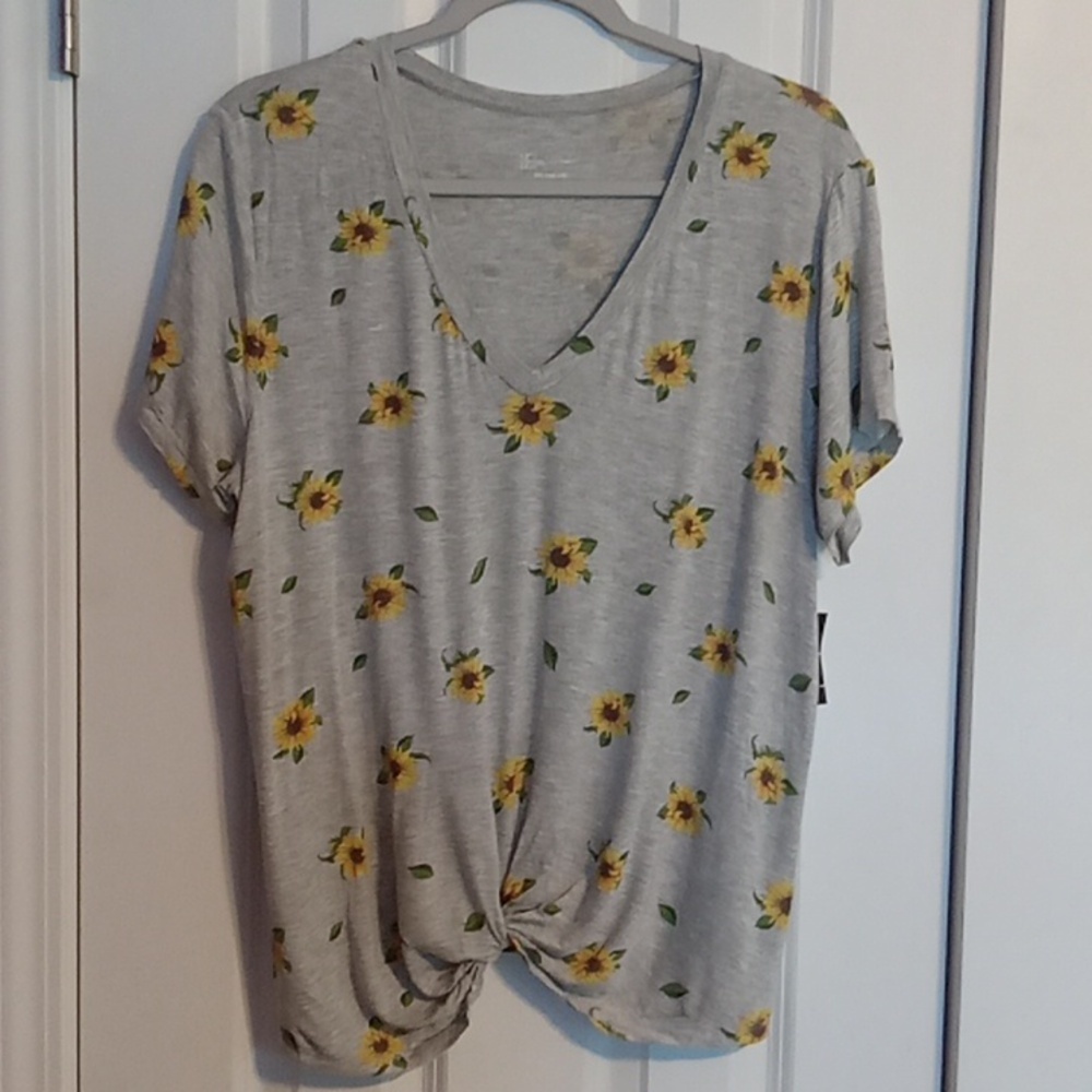 No Boundaries Sunflower Print Gray V-Neck Tee